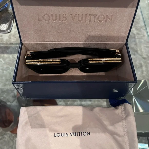 Louis Vuitton Black Sunglasses with Gold Details - Picture 4 of 11